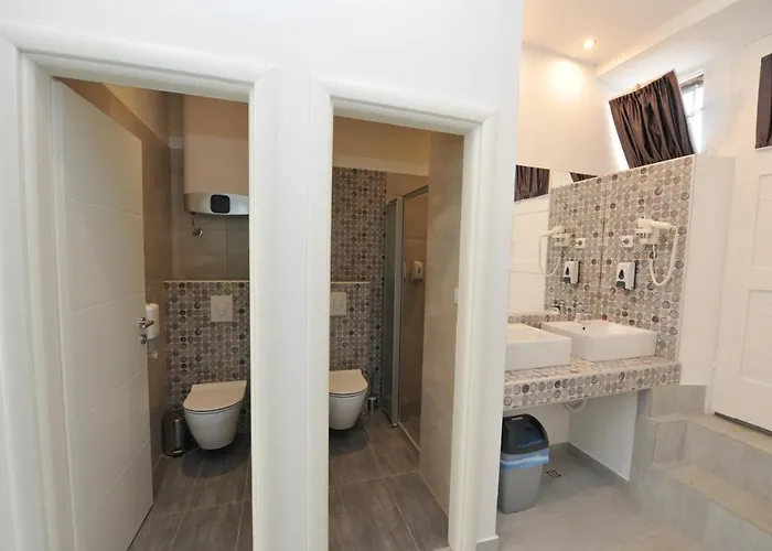 Flamingo Hostel *